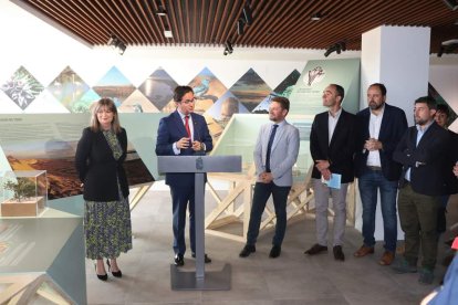 Autoridades políticas en la inauguración del Centro de Interpretación de Punta Entinas Sabinar.