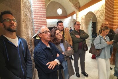 Asistentes al acto, durante la intervención del concejal.