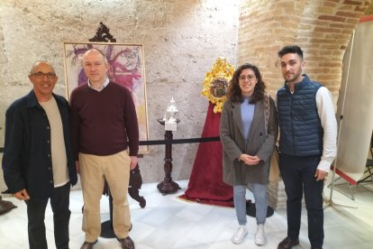Enrique Marín, el dorador, Enrique Castellanos; la hermana mayor del Prendimiento, María del Mar Marín y el concejal, Jesús Luque.