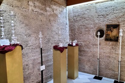 Enseres restaurados de la Hermandad del Silencio, a la izquierda y al fondo las novedades de Rosario de Mar.