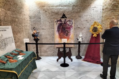 Enseres de la Hermandad de Estudiantes, a la izquierda y de frente los de Prendimiento.