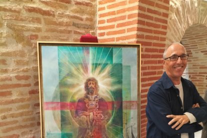 Enrique Marín Sorroche, junto al cartel de la Semana Santa 2023.