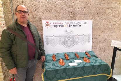 Antonio Jeús Artero, junto a las maquetas y boceto del nuevo paso de La Esperanza.