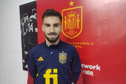 Álex Baena en la zona mixta del Estadio de los Juegos Mediterráneos.