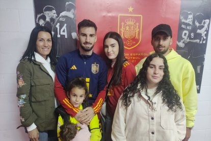 Álex Baena con su familia en la zona mixta del Estadio de los Juegos Mediterráneos. 