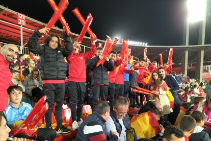 Los niños de la Escuela Municipal de Fútbol de Roquetas de Mar en el España-Suiza. 