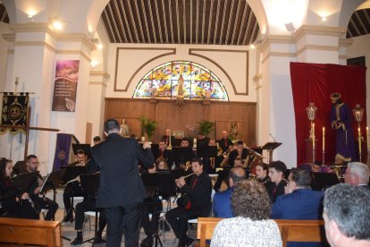 La Banda Sinfónica de Huércal de Almería instalada en el altar.