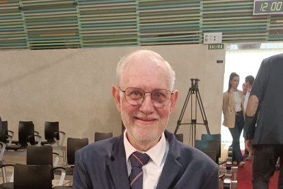 Felipe Ortiz recibe el Escudo de Oro.