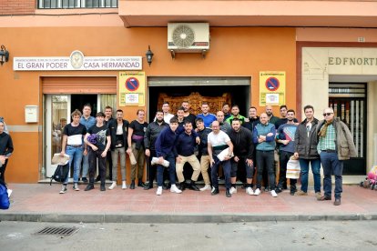 Costaleros, contraguías y capataces del paso del Cristo del Gran Poder de El Zapillo ante la casa de hermandad antes del inicio de los ensayos.