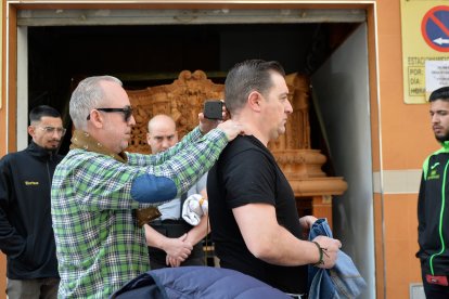 El capataz, Luis Corpas, midiendo la cervical a los costaleros, para proceder a la igualá.