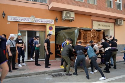 La cuadrilla sacando el paso de la casa de hermandad.