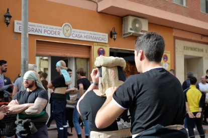 Costaleros preparándose y ajustando el costal.