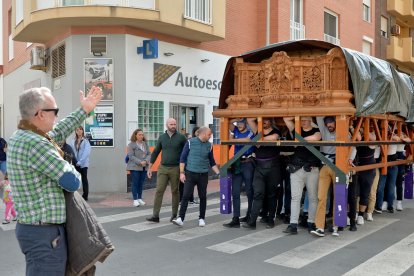 Luis Corpas dirigiendo los ensayos por las calles de El Zapillo.