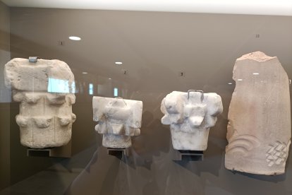 Capiteles de mármol encontrados durante la excavación arqueológica