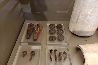 Clavos, remaches, cerraduras de las viviendas de este \'Barrio Andalusí\'