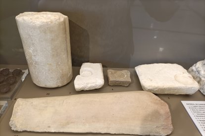 Tejas y otros restos de las construcciones