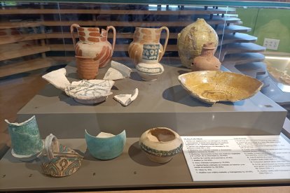 Colección de elementos de vajilla de mesa encontrada durante la excavación