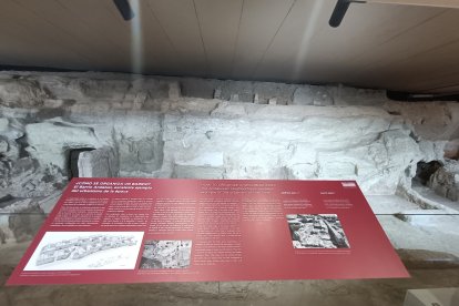 Panel informativo ubicado junto a los restos de las viviendas