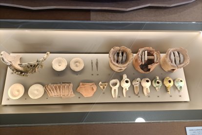 Anafres, candiles, brasero, cazuelas o tapaderas conforman los restos de utensilios de cocina encontrados e iluminación