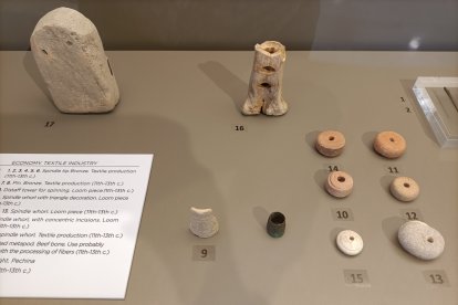 Restos de agujas, alfileres, torres de rueca, dedales y utensilios de la industria textil