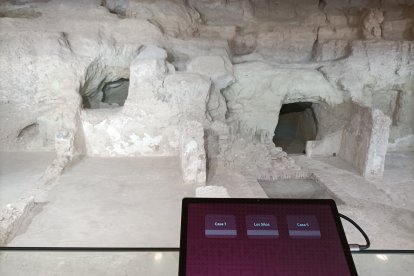 A través de tabletas se puede conocer más sobre las viviendas tanto en español como en inglés