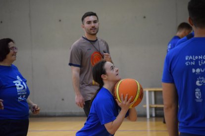 Lanzando a canasta junto a sus compañeros.