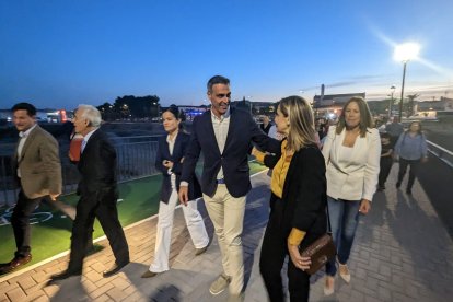 Los vecinos de Huércal-Overa pasearon por primera vez por el acceso peatonal del puente de San Isidro.