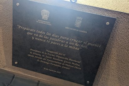 La placa conmemorativa ubicada en la entrada de la zona peatonal del puente.