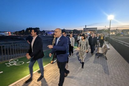El presidente de Diputación y el alcalde presidieron la primera caminata sobre el puente.