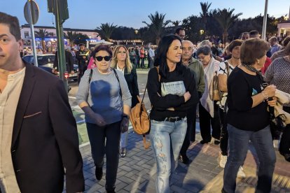 Los vecinos de Huércal-Overa pasearon por primera vez por el acceso peatonal del puente de San Isidro.