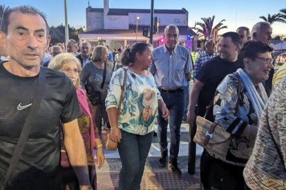 Los vecinos de Huércal-Overa pasearon por primera vez por el acceso peatonal del puente de San Isidro.
