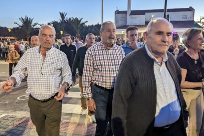 Los vecinos de Huércal-Overa pasearon por primera vez por el acceso peatonal del puente de San Isidro.
