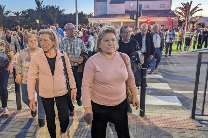 Los vecinos de Huércal-Overa pasearon por primera vez por el acceso peatonal del puente de San Isidro.