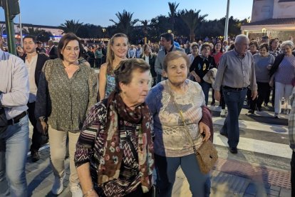 Los vecinos de Huércal-Overa pasearon por primera vez por el acceso peatonal del puente de San Isidro.