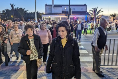 Los vecinos de Huércal-Overa pasearon por primera vez por el acceso peatonal del puente de San Isidro.