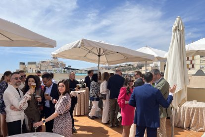 Familia, amigos y pacientes, disfrutando de la inauguración.