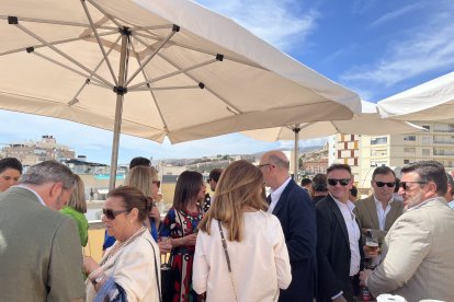 Más asistentes disfrutando.