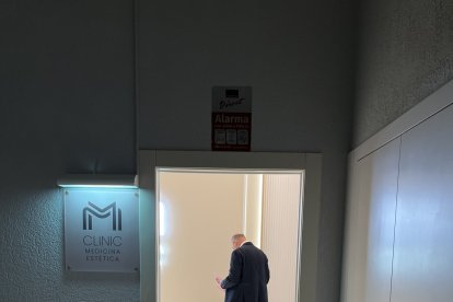 La entrada, situada en la primera planta del edificio.