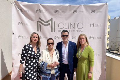 El doctor junto a familiares.