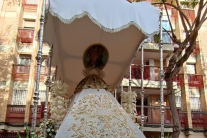 Manto bordado de la Virgen de la Paz.