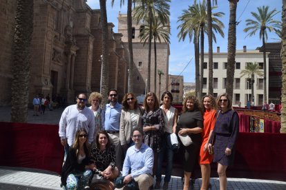 Algunos de los asistentes a la llegada a la plaza de La Catedral.