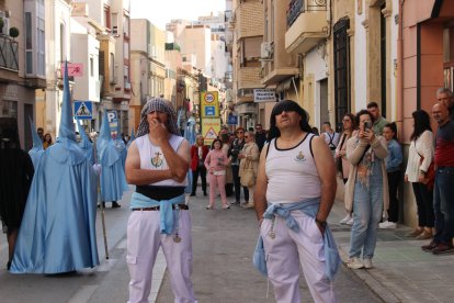 Costaleros observando parte del recorrido. 