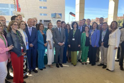 Foto de familia con profesionales del Hospital Universitario Torrecárdenas.
