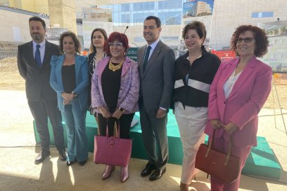 En el centro, el presidente y la presidenta de los enfermeros andaluces, María del Mar García.