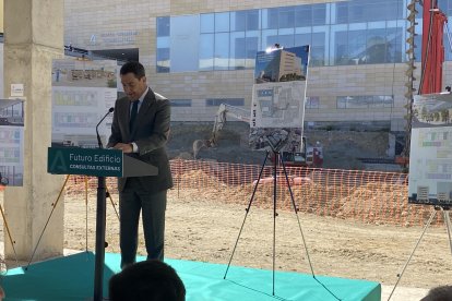 A las espaldas del presidente, el Materno Infantil.