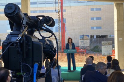 La alcaldesa de Almería, interviniendo.