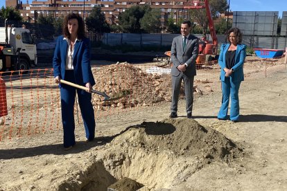 Pala en mano, la alcaldesa de Almería.