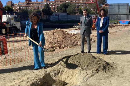 Pala en mano, la consejera de Salud.