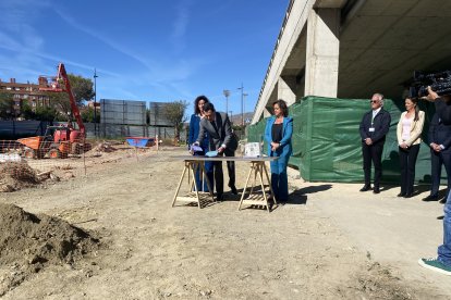 Depositando bandera y Estatuto de Autonomía.