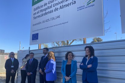 Las autoridades, antes de llegar el presidente.